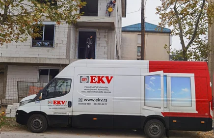 EKV ekipa na terenu. Montaža kompletne PVC stolarije na stambenoj zgradi.