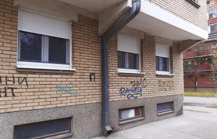 Dvokrilni prozori sa lažnom prečkom, PVC roletnom i rolo komarnikom.
