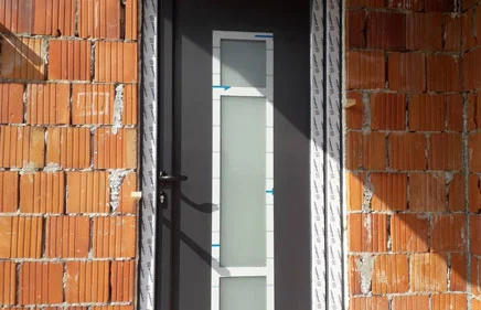 Jednokrilna ulazna vrata sa ukrasnim panelom AX-160 u laminaciji ANTRACIT.