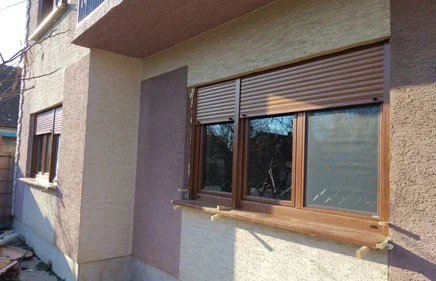 PVC stolarija u laminaciji ZLATNI HRAST na prizemlju porodične kuće.