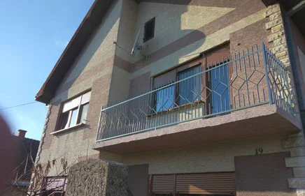 PVC stolarija u laminaciji ZLATNI HRAST na spratu porodične kuće.