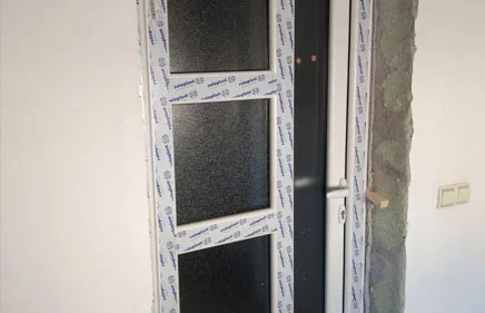 Jednokrilna ulazna vrata u beloj boji sa horizontalnim i vertikalnim prečkama.