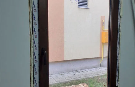 Jednokrilni prozor u laminaciji MAHAGONI.