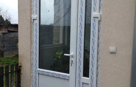 Dvokrilna ulazna vrata (kontra krilo - otvaranje) u beloj boji.