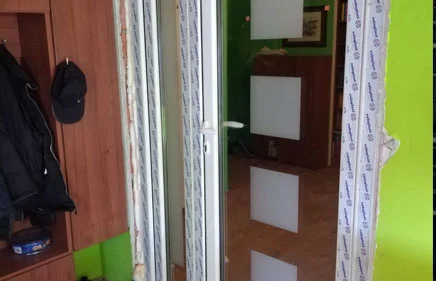 Dvokrilna ulazna vrata u beloj boji sa peskarenim staklom po šablonu.