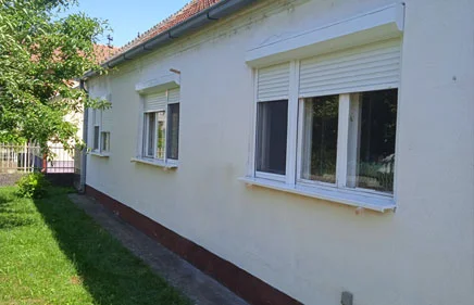 Trokrilni prozori sa spoljašnjim PVC roletnama, al.završnom lajsnom i rolokomarnikom.