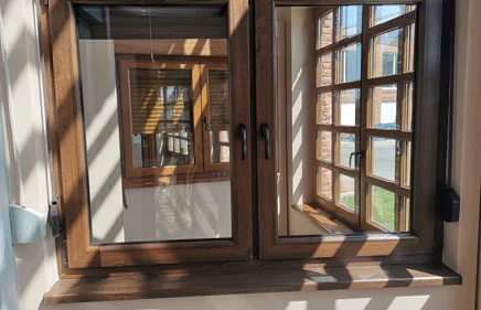 Dvokrilni PVC prozor sa fiksnom prečkom u laminaciji ORAH sa aluminijskom roletnom