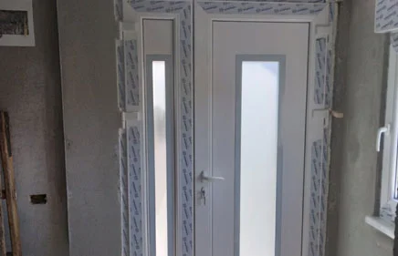 Dvokrilna ulazna vrata sa ukrasnim panelom BX-140 i ukrasnim polu panelom BX-101 u beloj boji.