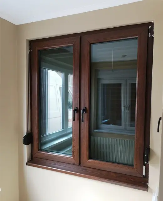Dvokrilni PVC prozor sa spoljašnjom aluminijskom roletnom i rolokomarnikom u laminaciji ORAH