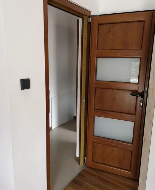 Sobna PVC vrata sa peskarenim staklom u laminaciji ZLATNI HRAST