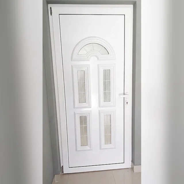 Bela PVC ulazna vrata sa lučnim ukrasnim panelom