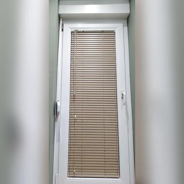 Horizontalni venecijaneri u bež boji sa bočnim vođenjem